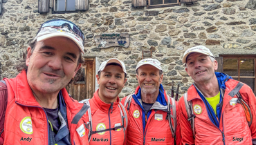Berglouter Wanderfuerer Gruppenfoto S